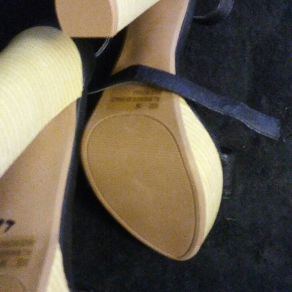 Black heels - Picture 3 of 3